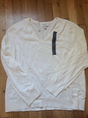 Banana Republic Women's V-Neck Sweater in Ivory